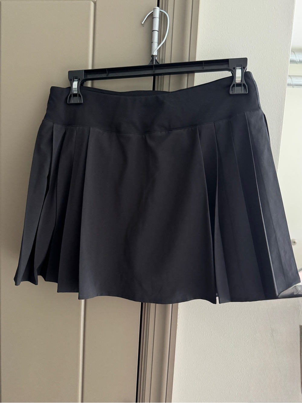 Lululemon black tennis skirt. Size 6.